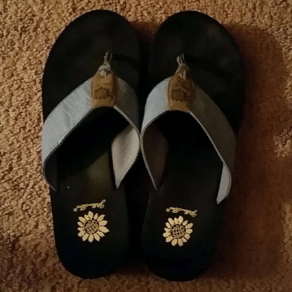 Blue size 8 ladies Yellow Box flip flops